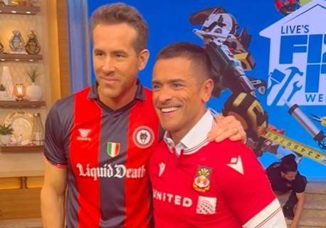 Deadpool tifa Campobasso. Ryan Reynolds e la maglia rossoblù sulla tv americana