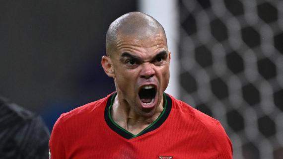 Pepe omaggiato dal Portogallo: coreografia e maglia celebrativa per l