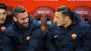 La Roma brucia anche De Rossi: cacciato perché difeso da Totti. Pesa anche il caso Dybala