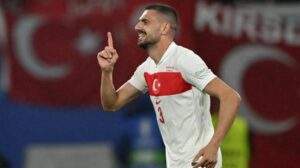 La tanto discussa esultanza di Merih Demiral diventa una statua in Turchia: le immagini