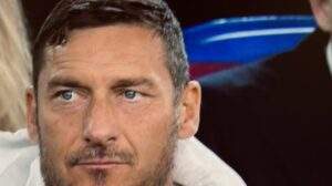 Totti: "Tornassi indietro non darei il calcio a Balotelli. Bandiere? E