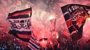 Coreografia pro-Palestina dei tifosi del PSG: "La guerra in campo, la pace nel mondo"