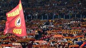 Roma, non ci sono solo fischi: ecco chi è stato risparmiato dalla Curva Sud