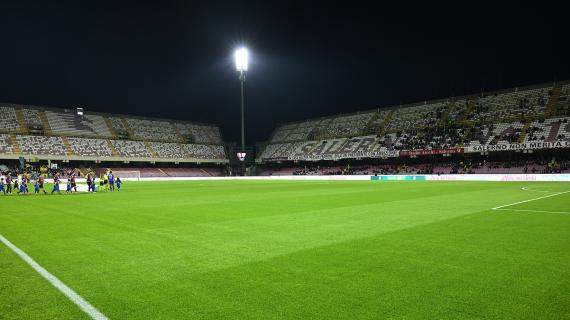 Salernitana, vittoria nel deserto. Cori e striscioni contro la società, minimo stagionale all