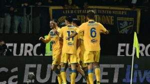 Serie B, al Frosinone basta un autogol: Cosenza piegato 1-0 e Marulla espugnato